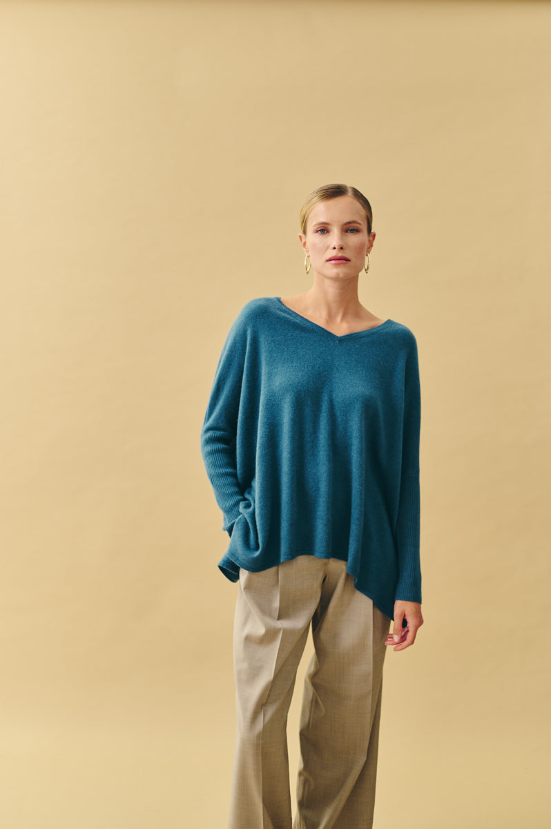 Poncho cuello pico 100% cashmere. AGAIN Cashmere.