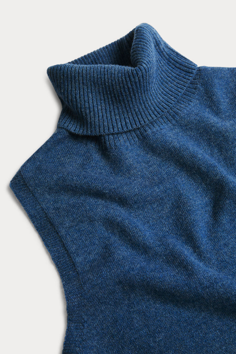 Chaleco cuello vuelto 100% cashmere azul medio. AGAIN Cashmere.