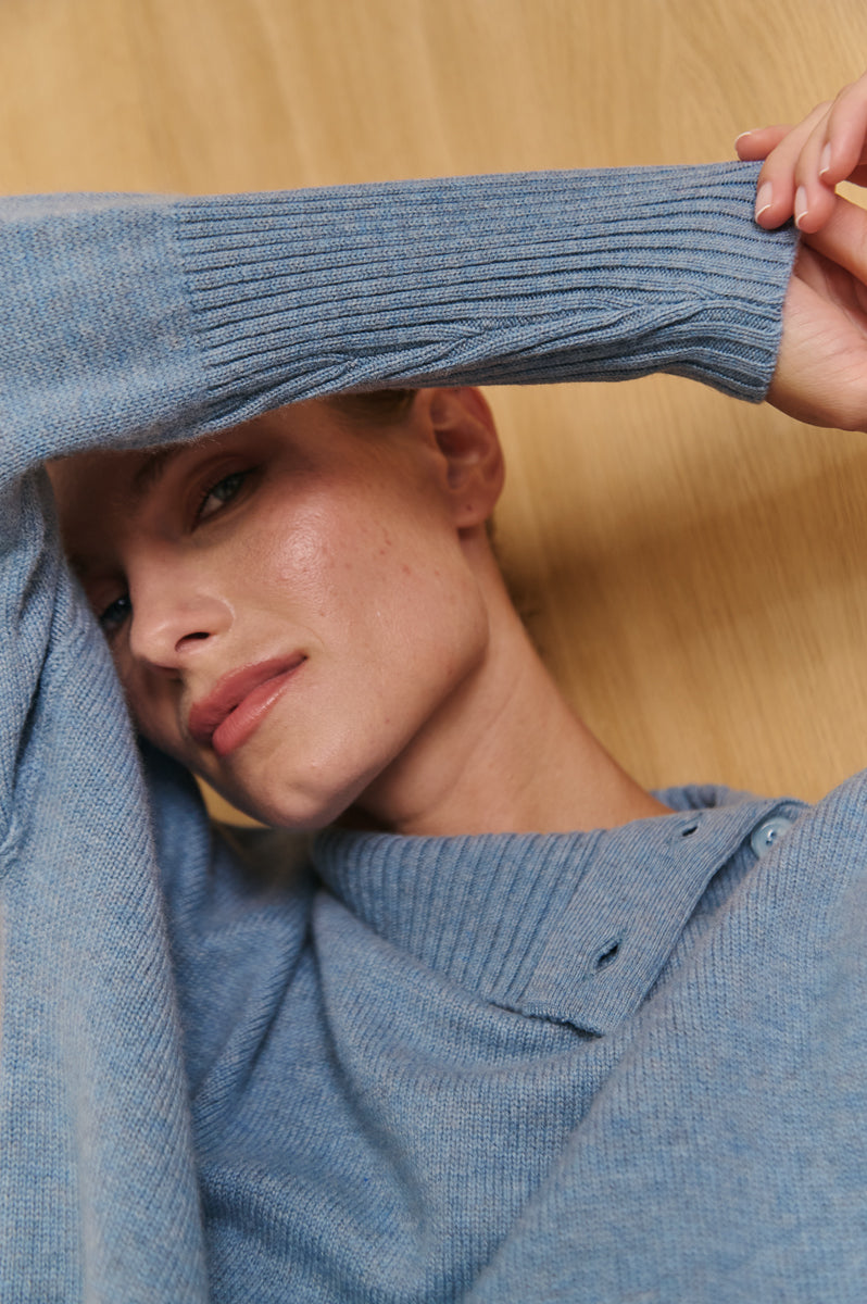 jersey cuello alto con botones 100% cashmere. Again cashmere.